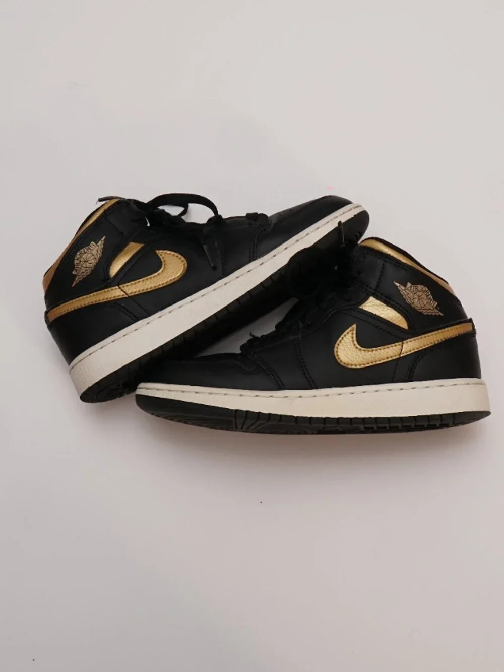 Nike Boys Air Jordan 1 Mid DQ8424-071 Black Gold-Tone Sneaker Size 3Y